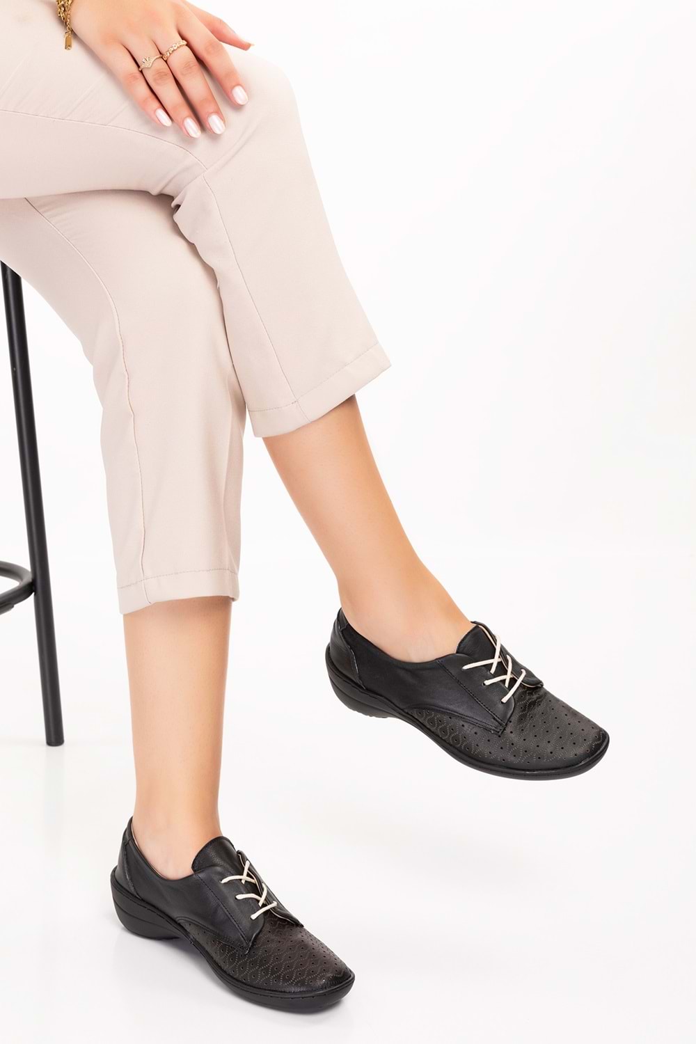 Gondol Kadın Hakiki Deri Anatomik Taban Lazer Delikli Günlük Ayakkabı esfa.8702 - Siyah - 36